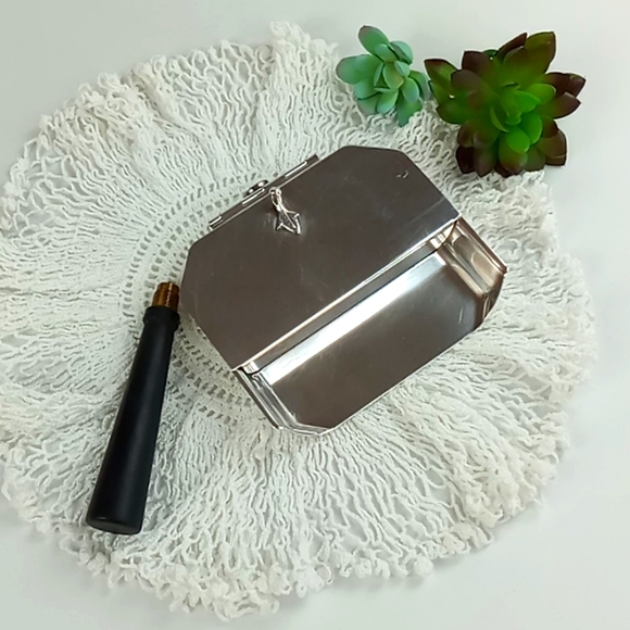 Vintage Sheffield Silver Plate Silent Butler/Crumber With Removable Handle - Picture 6 of 14